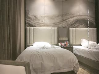 【李寻欢呀】徒弟上场约操高端外围，情趣装调情抠穴进行时，突然被敲门打断，翻车小姐好警觉