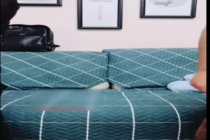 剧情演绎外表清纯可爱美女下班回家天气很冷钥匙忘带...