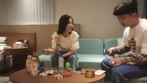 漂亮女友从床上干到洗手间完美露脸原档